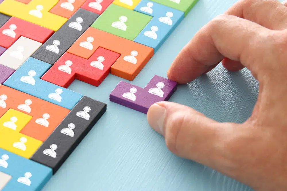Image,Of,Tangram,Puzzle,Blocks,With,People,Icons,Over,Wooden recruiting